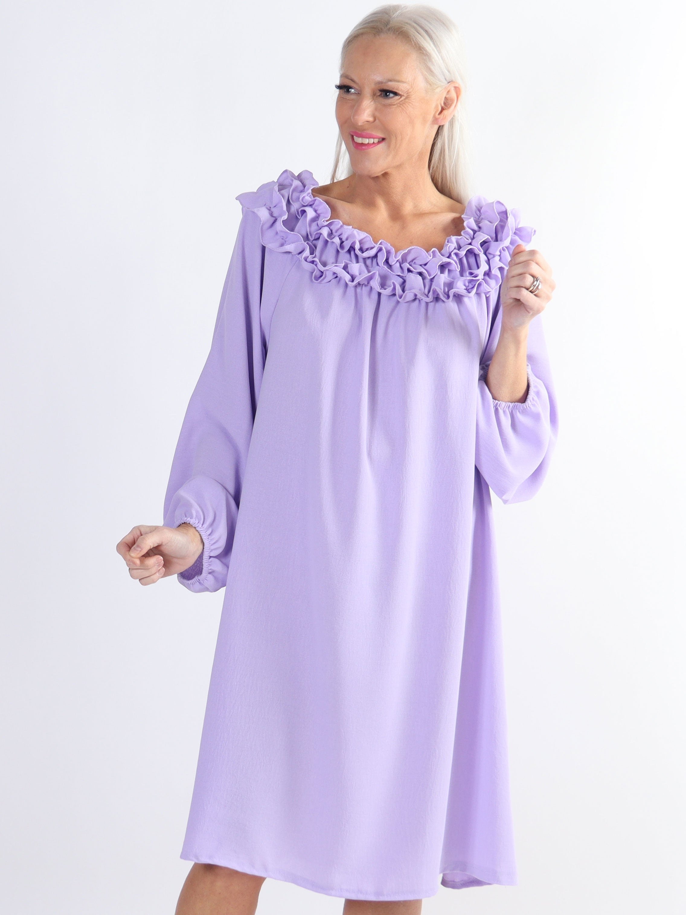 Chili Dress - Plus size klänning med långa ärmar och volanger